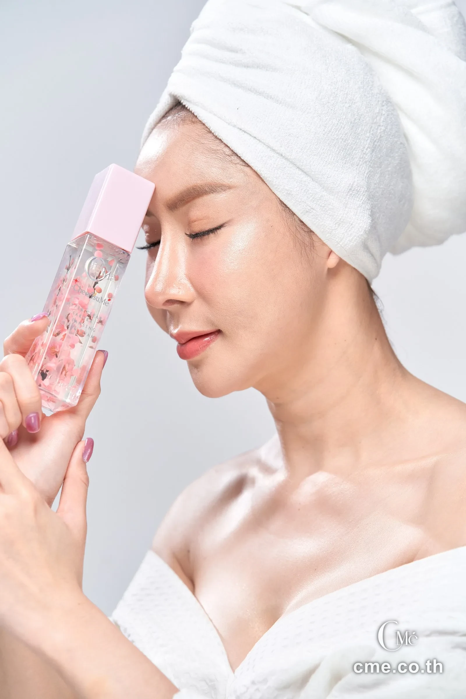 CMe Sakura cleansing gel transforming into creamy foam on a model's hand